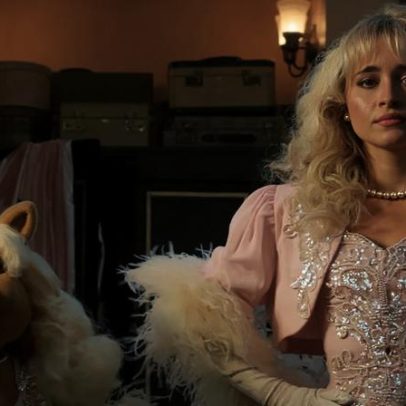 Sabrina Carpenter imita Miss Piggy em teaser de The Muppet Show
