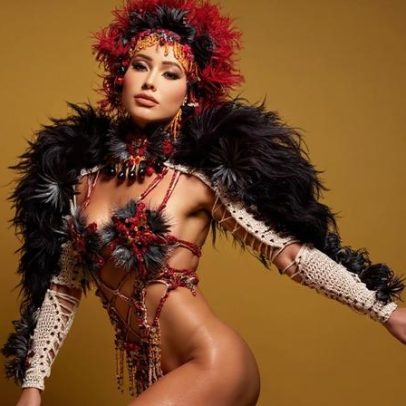 Sabrina Sato desfilou com look cavado em ensaio técnico da Gaviões da Fiel