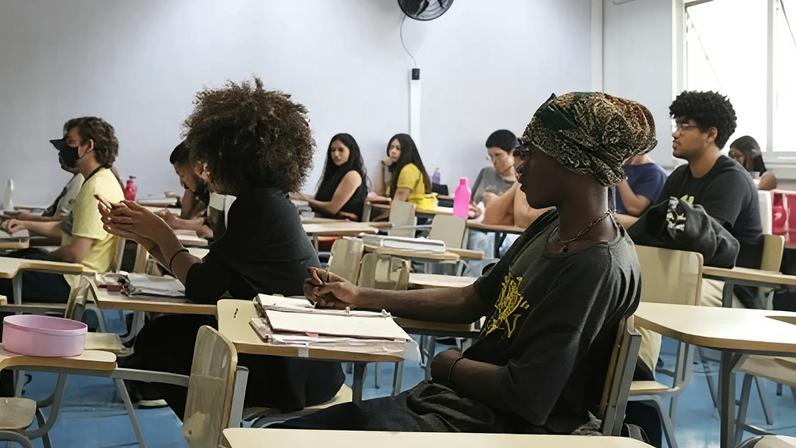 O projeto Lá Vem História visa preparar professores para educação antirracista