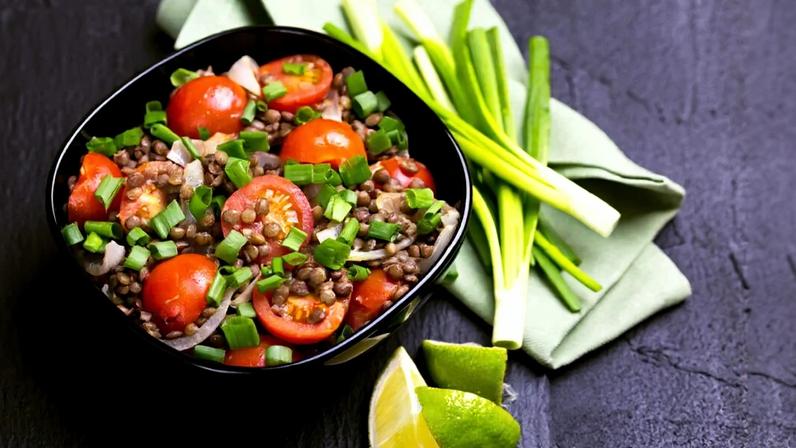 10 saladas proteicas para aumentar a massa muscular