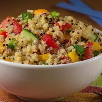 10 saladas detox para começar a semana de forma refrescante