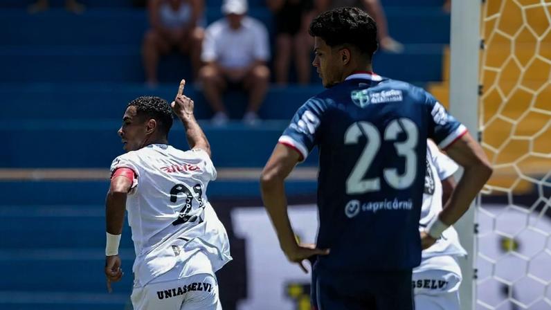 Felipe Laurindo celebra o primeiro gol do Santos na partida contra o São-Carlense (Foto: Reinaldo Campos/Santos FC)