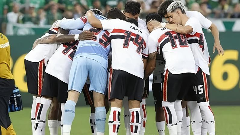 Elenco do São Paulo antes do duelo com Palmeiras
