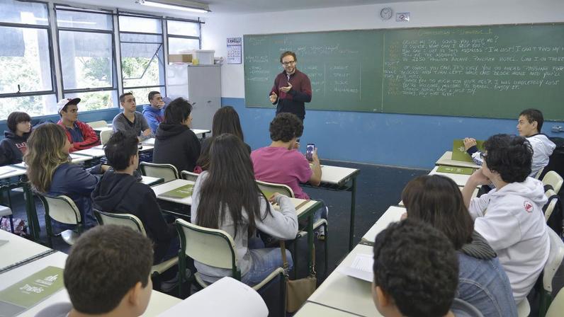 Alunos que pretendem trabalhar na Copa 2014 fazem curso extracurricular de inglês