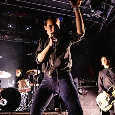 Savages relembra Adore Life após dez anos de lançamento