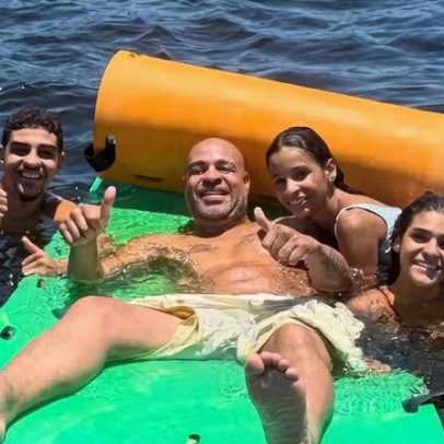 Adriano Imperador posa com os filhos no mar e celebra amor pela família