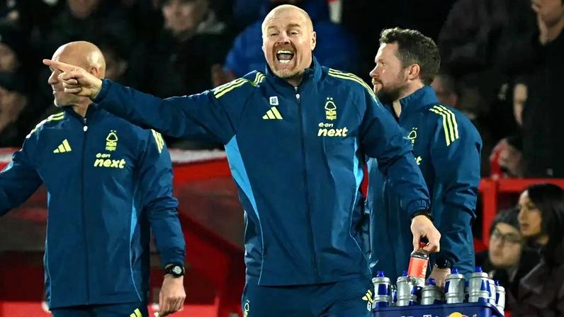 Sean Dyche, técnico do Nottingham Forest, dá instruções aos jogadores durante a partida contra o Arsenal (Foto: Justin Tallis/AFP)