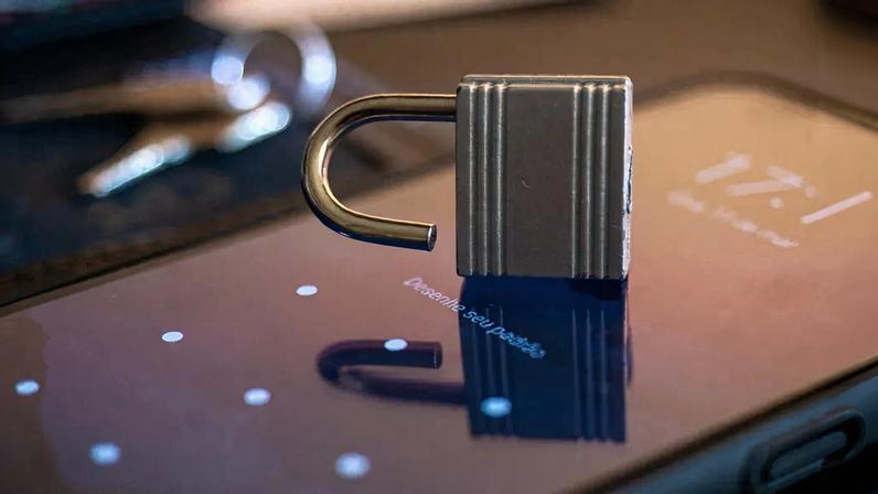 O bloqueio de tela é uma das medidas de segurança mais importantes em smartphones. Sem bloqueio, qualquer contato breve com o aparelho é suficiente para instalar um programa espião — Foto: Altieres Rohr/G1