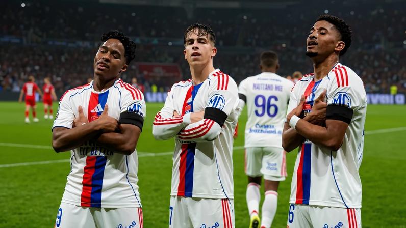 Endrick posa com os companheiros de Lyon na comemoração de um gol na vitória sobre o Brest — Foto: Twitter/Lyon