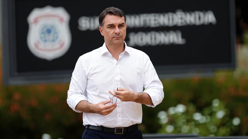 Flávio Bolsonaro relata ter sofrido ameaças de morte