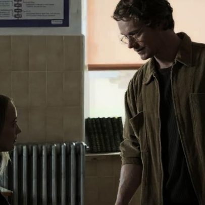 Série Garota Sequestrada foca nas vítimas, não no vilão, diz Alfie Allen