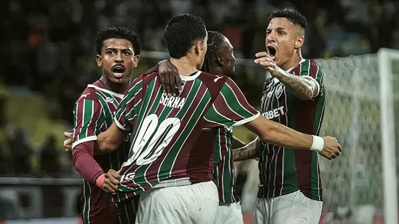 Serna comemora seu gol no Fla-Flu com seus companheiros de clube