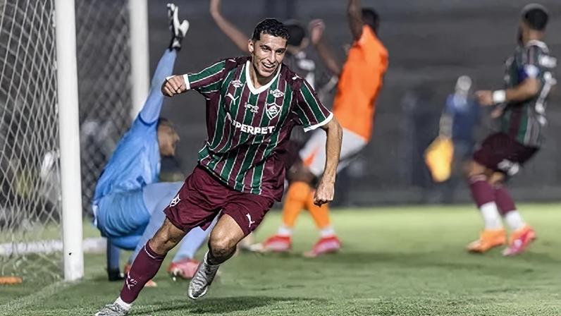 Serna comemora um dos gols que marcou para o Fluminense contra o Nova Iguaçu