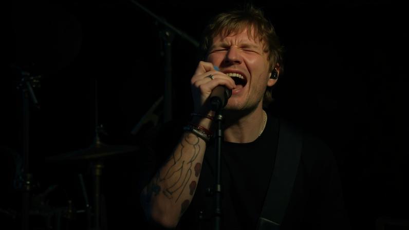 Ed Sheeran, Grohl e Mayer apresentam 'Drive' no Kimmel