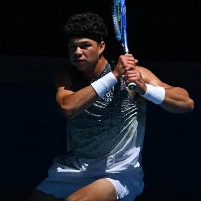 Shelton vence duelo de canhotos; Mensik e Khachanov avançam em cinco sets