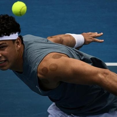 Shelton supera estreia em Auckland e avança às quartas