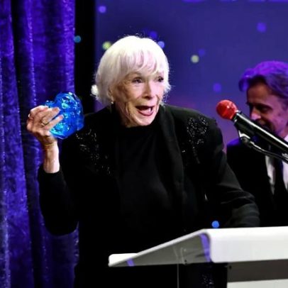 Shirley MacLaine, 91, faz rara aparição almoçando em hotspot de LA
