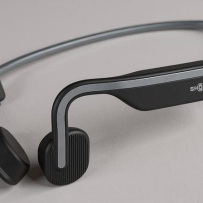 Shokz OpenMove fica mais barato; fones Open-Ear em liquidação na Amazon