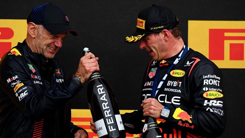 Adrian Newey (esq.) com Max Verstappen (dir.) no pódio do GP do Canadá: saída do projetista apresenta desafio para a Red Bull — Foto: Clive Mason/Getty Images