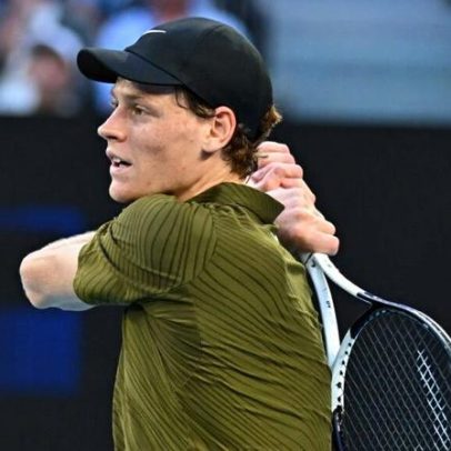 Sinner vence Shelton pela nona vez e enfrenta Djokovic na semifinal