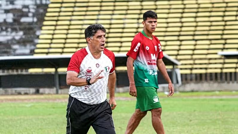 Wallace Lemos, ex-técnico do Fluminense-PI, com David Ricardo ao fundo — Foto: Divulgação/Fluminense E.C.