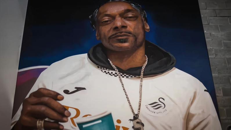 Mural do Swansea City em homenagem ao rapper Snoop Dogg — Foto: Divulgação / Swansea City