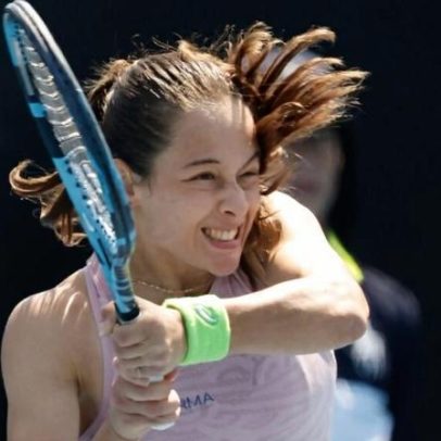 Sonmez ajuda boleira com tontura e vence adversária russa