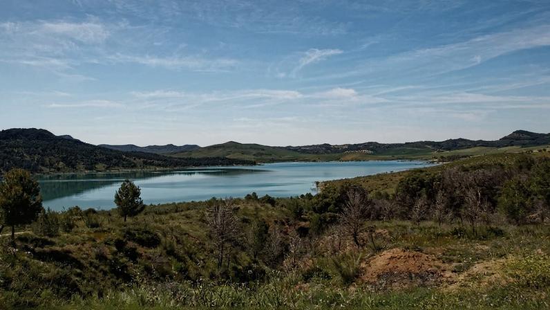 Reservatórios apresentam estabilidade com chuvas recentes, mas cenário preocupa.