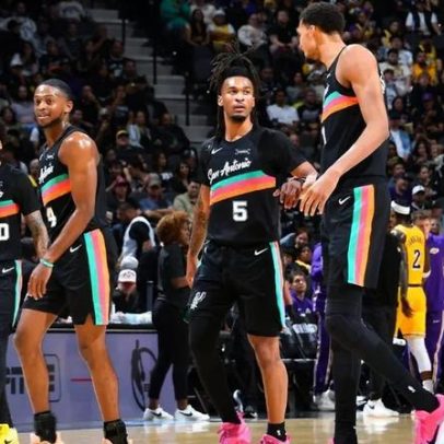 Spurs vencem Lakers; Curry brilha, Magic decide na prorrogação