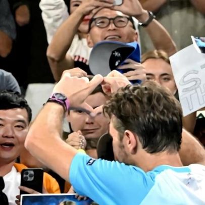 Wawrinka recebe homenagem de despedida com aplausos e brindes