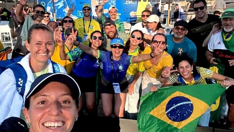 Luísa Stefani, Marie Bouzkova e torcedores brasileiros na Austrália (Foto: Divulgação)
