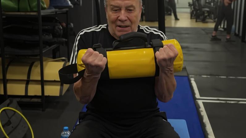 Stênio Garcia, de 93 anos, fazendo agachamentos na academia — Foto: Reprodução/Instagram
