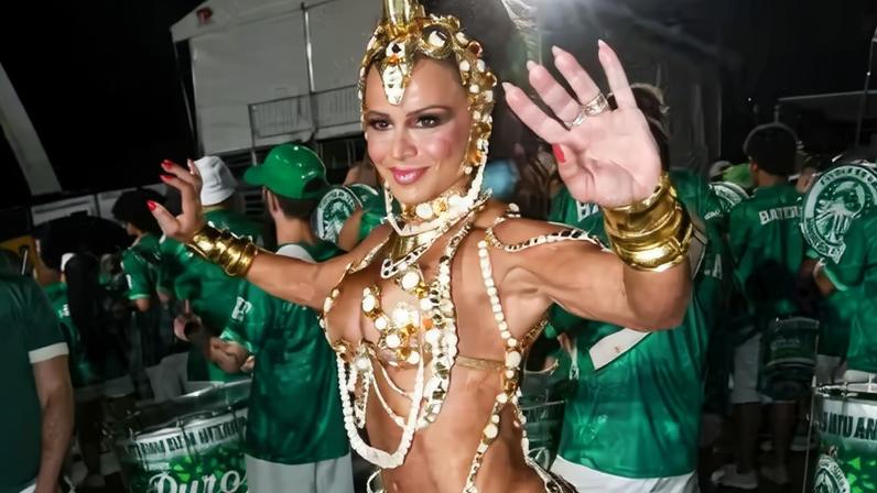 Viviane Araujo surge deslumbrante em ensaio da Mancha Verde no Anhembi — Foto: AgNews