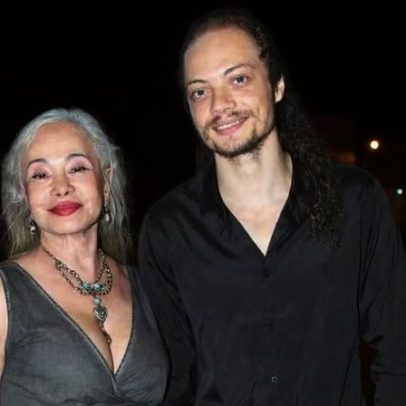Tânia Alves curte noite no teatro com namorado 49 anos mais jovem