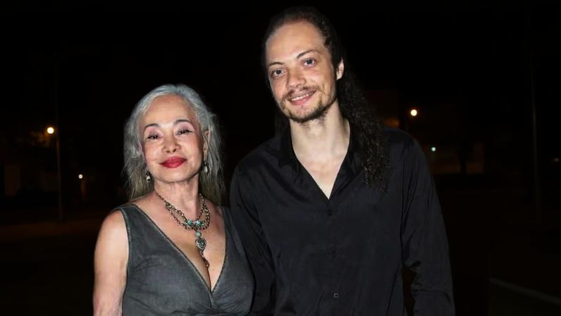 Tânia Alves curte noite no teatro com namorado 49 anos mais novo — Foto: Rogério Fidalgo/ AgNews