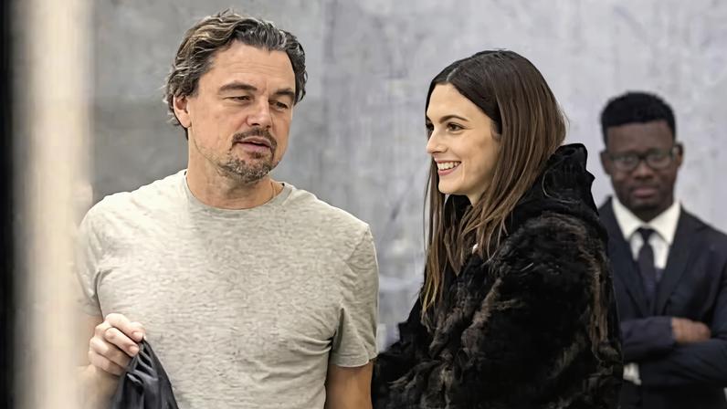 Leonardo DiCaprio e namorada 24 anos mais nova são vistos em clique raríssimo durante compras