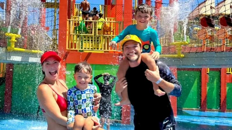 Fabíula Nascimento e Emílio Dantas fogem da rotina para celebrar 4 anos dos gêmeos em viagem — Foto: Divulgação/Pedro Victor