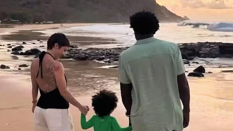Seu Jorge e Karina Barbieri comemoram 3 anos do filho, Samba: 'Amor das nossas vidas' — Foto: Reprodução/Instagram