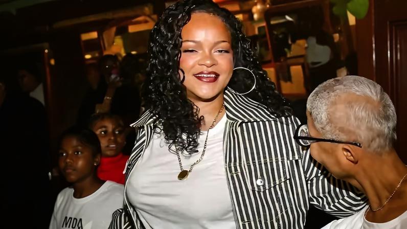 Rihanna faz visita surpresa à terra natal 3 meses após o nascimento da filha; fotos — Foto: The Grosby Group