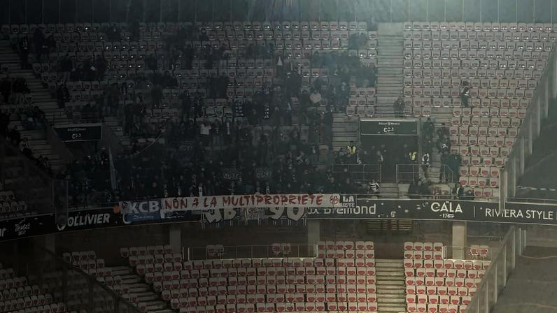 Torcedores do Strasbourg protestam contra modelo de multiclubes com o Chelsea: "Não à multipropriedade" — Foto: Tom Burrows/The Athletic