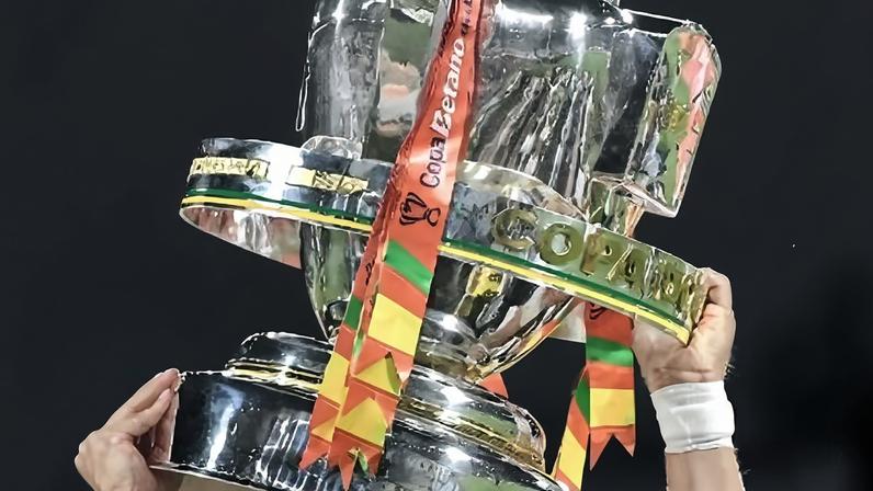 Taça da Copa do Brasil; troféu foi erguido por jogadores do Corinthians em 2025