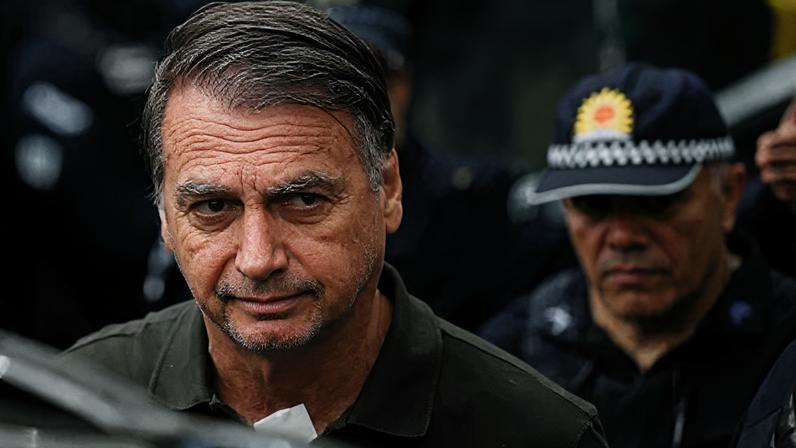 Jair Bolsonaro (PL) na saída de hospital em Brasília