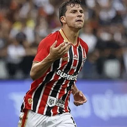 Tapia, do São Paulo, marca gol contra o Corinthians