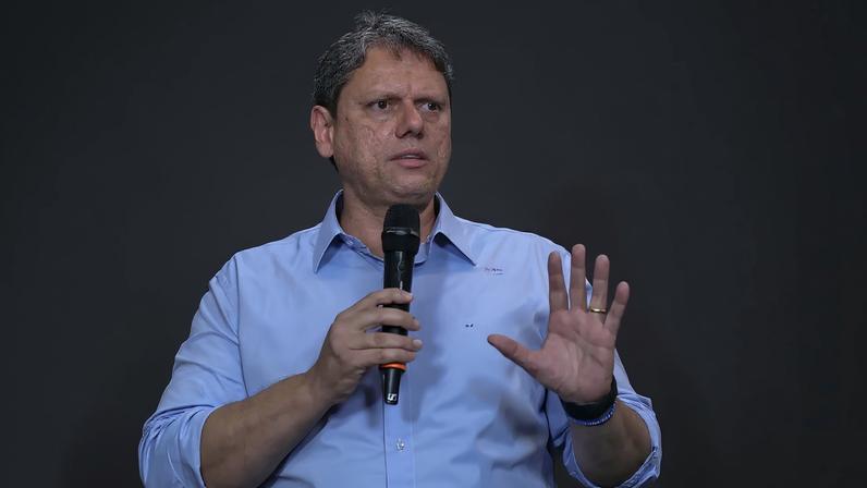 Após cancelamento, Tarcísio de Freitas visitará Bolsonaro na Papudinha, em Brasília, na próxima quinta-feira (29). (Foto: EFE/Sebastião Moreira)