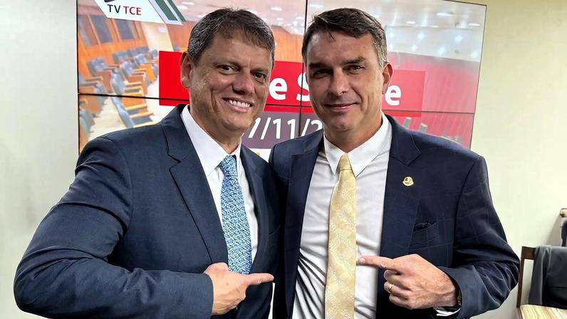 Governador de SP, Tarcísio de Freitas, e o senador Flávio Bolsonaro — Foto: Reprodução/Twitter