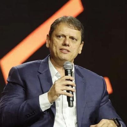 Tarcísio de Freitas sinaliza apoio a Flávio Bolsonaro para presidente