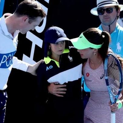 Tenista auxilia boleira que passou mal no calor do Australian Open