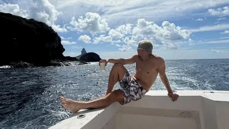 Thiago Martins aproveita férias em Fernando de Noronha com visual renovado