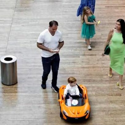 Thor Batista faz passeio em família com Thor II e esposa no Rio
