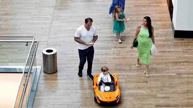 Thor Batista curte passeio em família com o filho, Thor II, e a esposa no Rio — Foto: Edson Douglas/ AgNews